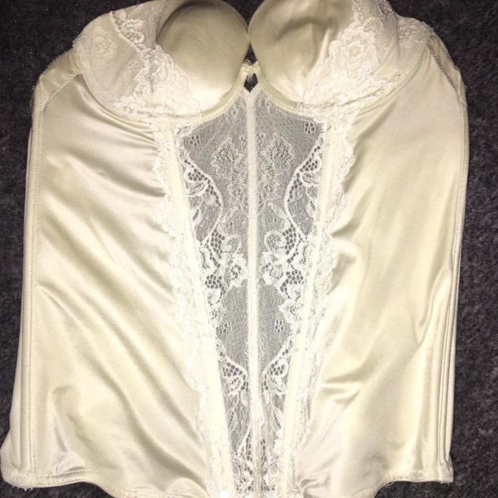 This white bustier top
Size: 32 B